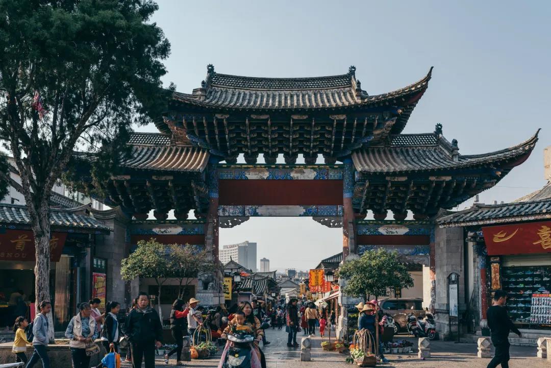 住民國(guó)私家庭院，坐復(fù)古小火車，逛寶藏村落這周末我們?nèi)ソㄋ珊? /></a>
                            </div>
                            <div   id=