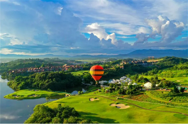 西雙版納州文化和旅游局就《西雙版納熱線》 旅游產(chǎn)業(yè)發(fā)展問題與聽眾交流，切入到實際中去。
